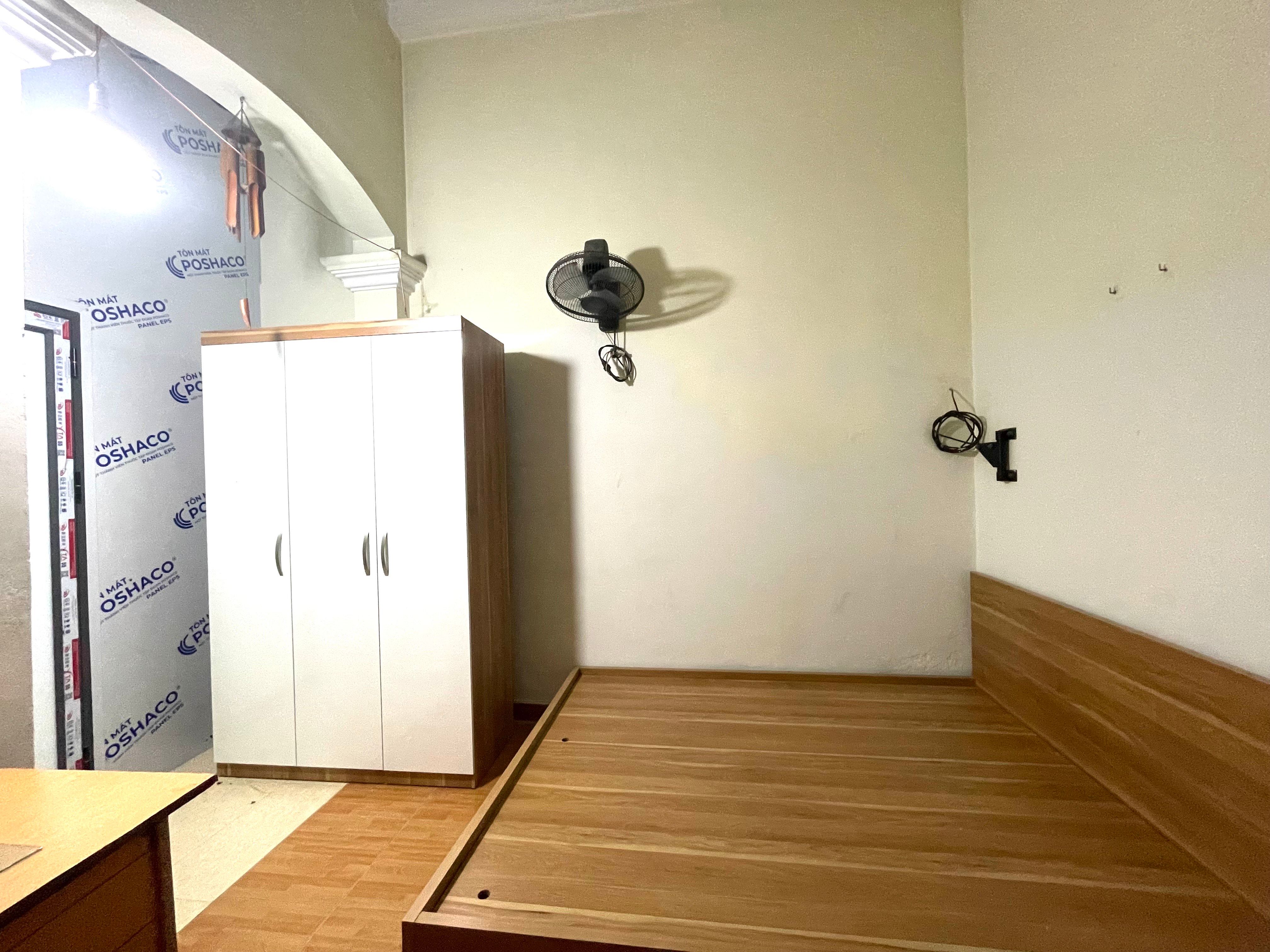 Cho thuê phòng tại 105 Xuân La, X/đỉnh khu cán bộ cấp cao, ô tô đỗ cửa, đủ đồ, giờ tự do, vtri đẹp