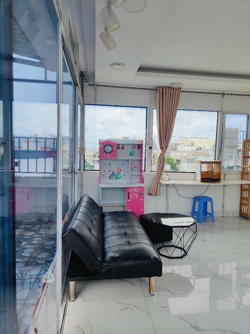 Phòng 100m2- CÓ NỘI THẤT-CÓ BAN CÔNG 2 BÊN- GIỜ TỰ DO-GẦN NGÃ TƯ THỦ ĐỨC