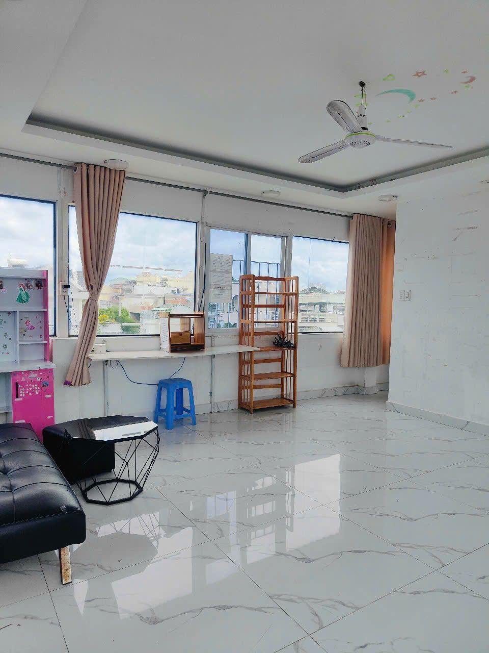 PHÒNG 100M2- NHIỀU NỘI THẤT- CÓ BAN CÔNG- GIỜ TỰ DO- GẦN NGÃ TƯ THỦ ĐỨC