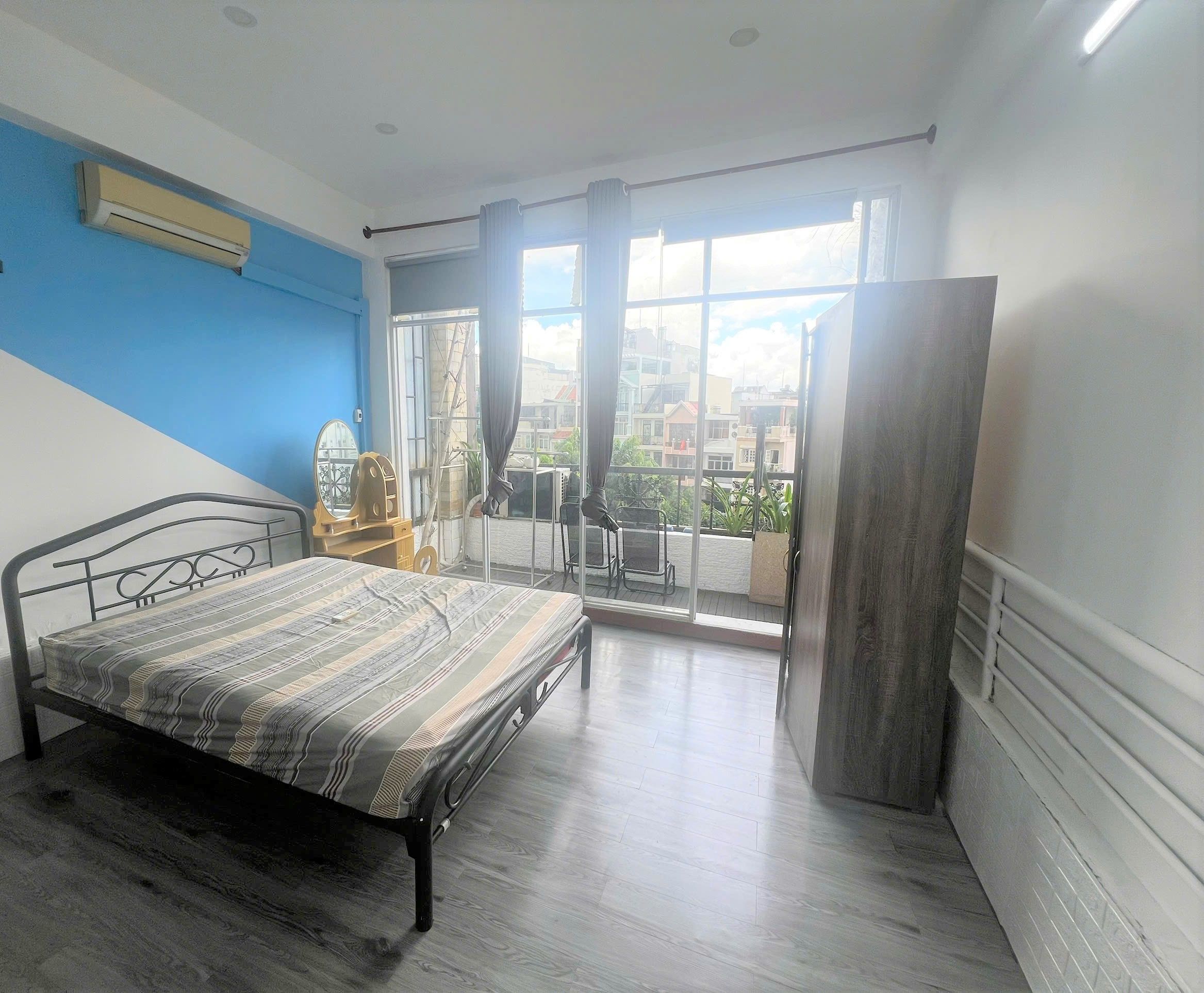 Cho Thuê Phòng Ban Công, CMT8 - Q10- Có 1 Phòng Ngủ Riêng Biệt, Kế Bên Tòa Nhà Văn Phòng Viettel