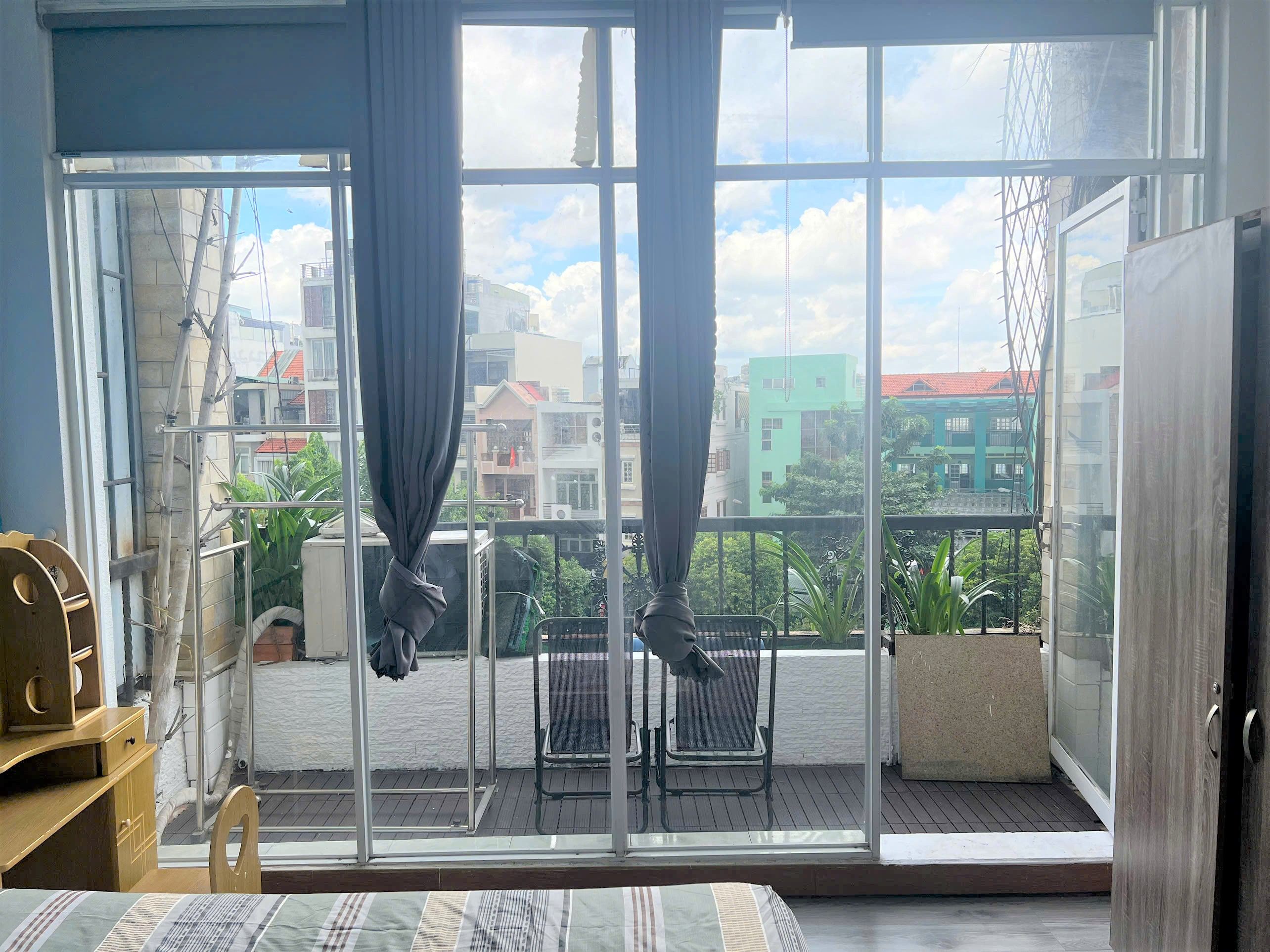 Cho Thuê Phòng Ban Công, CMT8 - Q10- Có 1 Phòng Ngủ Riêng Biệt, Kế Bên Tòa Nhà Văn Phòng Viettel