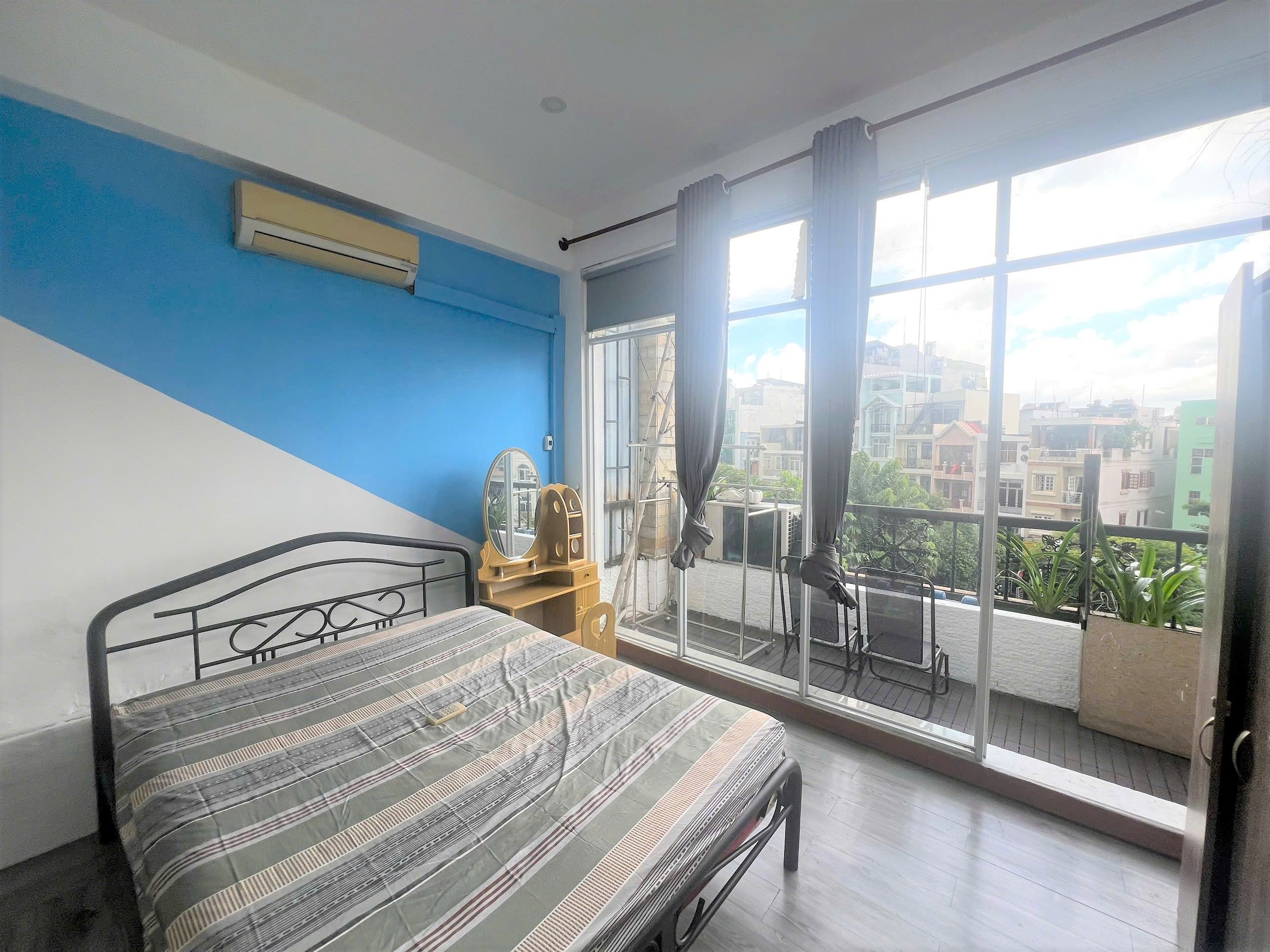 Cho Thuê Phòng Ban Công, CMT8 - Q10- Có 1 Phòng Ngủ Riêng Biệt, Kế Bên Tòa Nhà Văn Phòng Viettel