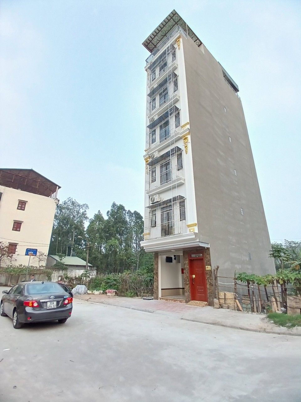 Cho thuê căn hộ khép kín,nhà có thang máy,cạnh ga tầu điện trên cao Yên Nghĩa,Hà Đông.Giá ;4 triệu.