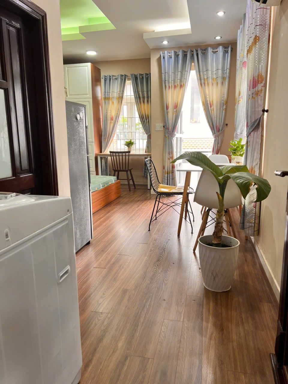 CĂN HỘ FULL NỘI THẤT – BAN CÔNG, MÁY GIẶT RIÊNG – GẦN SÂN BAY