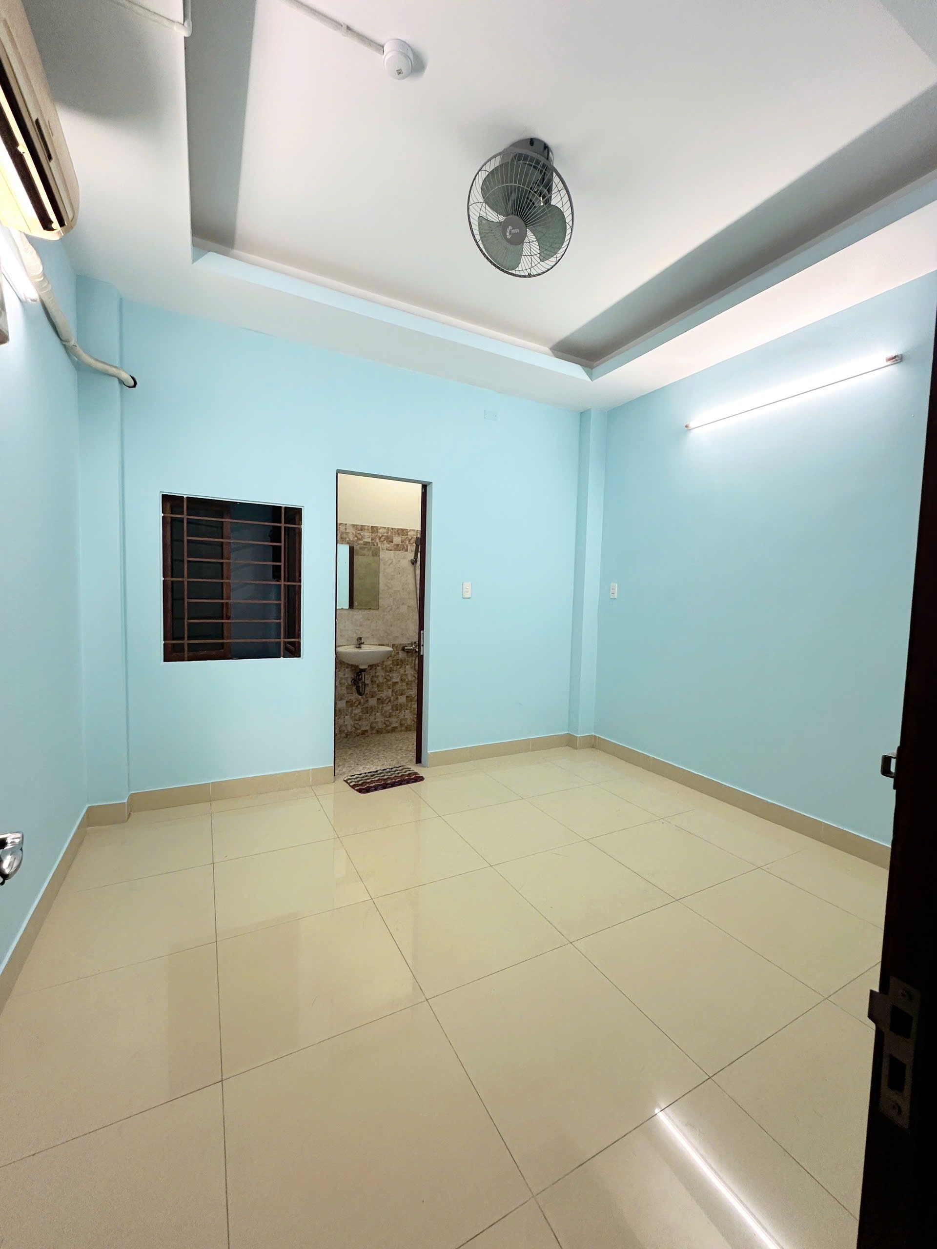 PHÒNG MỚI GIÁ RẺ – NHIỀU TIỆN ÍCH - CỬA SỔ LỚN GIẾNG TRỜI