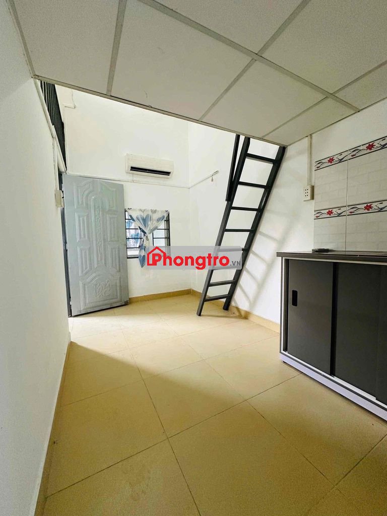 Phòng Gác Cao , Máy Lạnh , Cửa sổ , Ngay Chợ Phú Nhuận