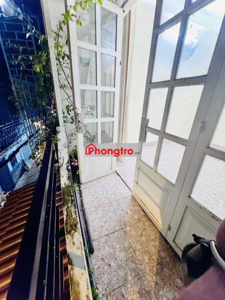 Nhiều phòng ban công cửa sổ giá rẻ BT