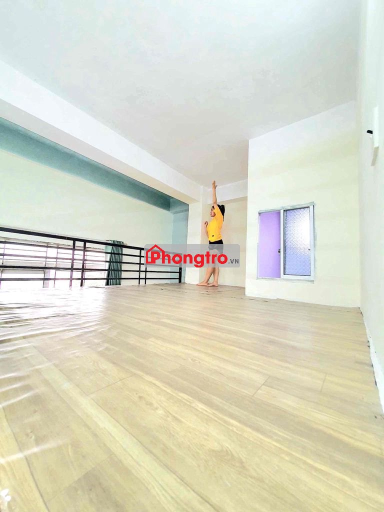 phòng rộng gác cao 3-4 người ở được sau lưng etown Cộng Hoà