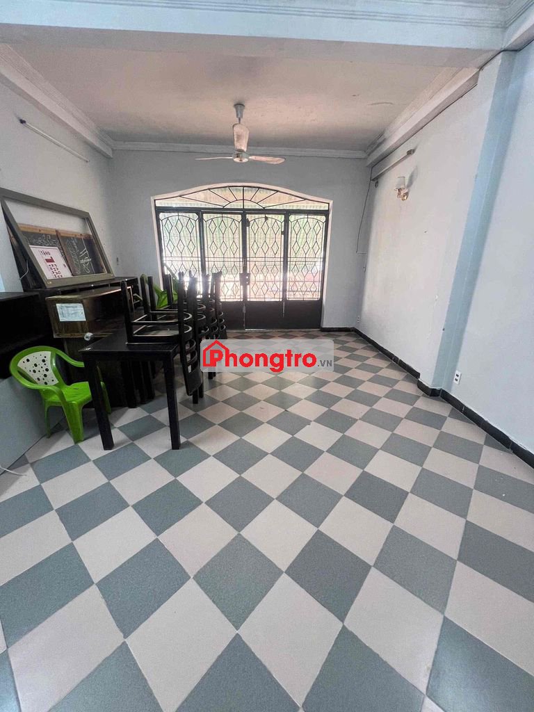 Cho thuê phòng rộng 50m2, WC riêng, ban công rộng. Khu vực an ninh, gi