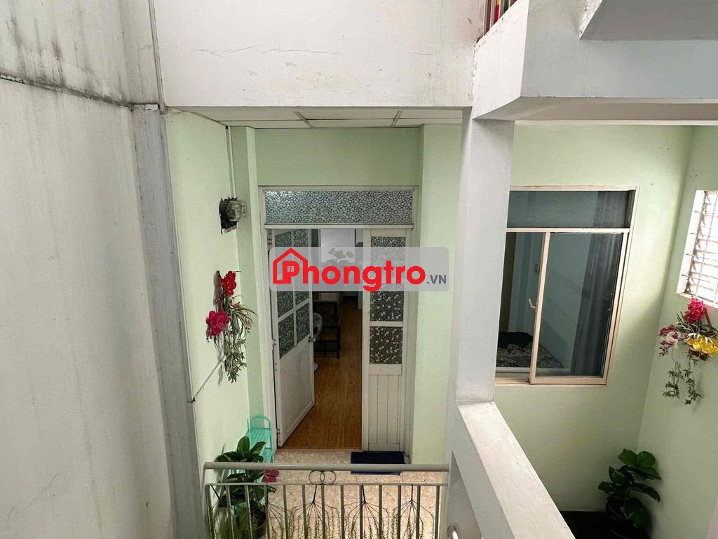 Phòng Q1 Ban Công + Cửa sổ - Nằm riêng biệt