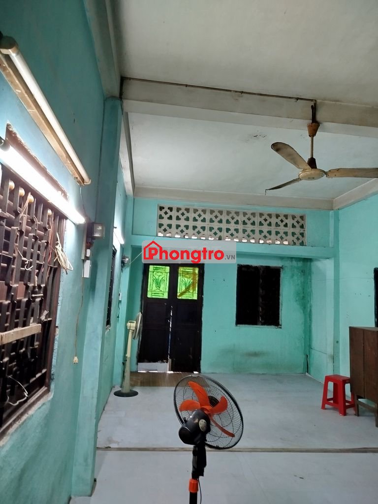 Phòng lâu 1 ,30m2 ,có sân trước 12 m2 toilet riêng , Phòng lầu 2 14m2