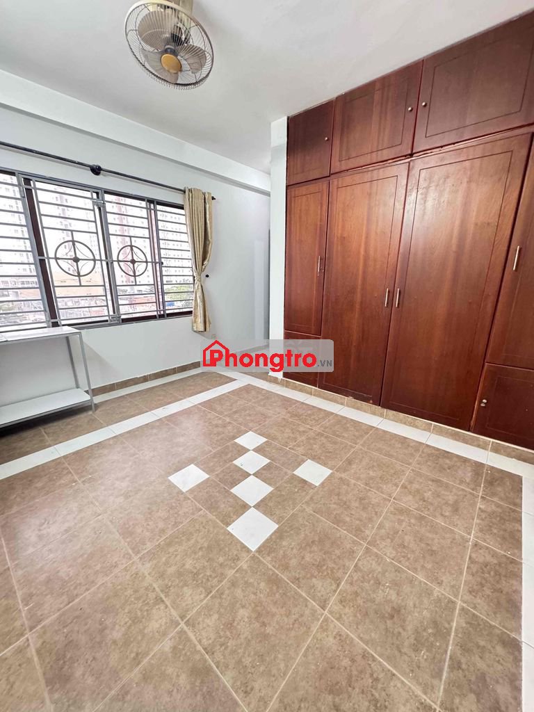 phòng ban công cửa sổ tiện nghi ngay cao lỗ Q8