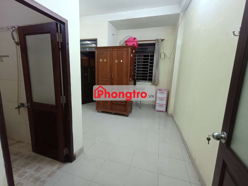 Phòng ban công, gần Hoàng Diệu 2, Ngã 4 Thủ Đức