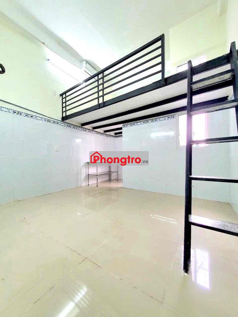 Phòng gác cao 2m, ở được 3-4 người, sau lưng Etown Cộng Hoà