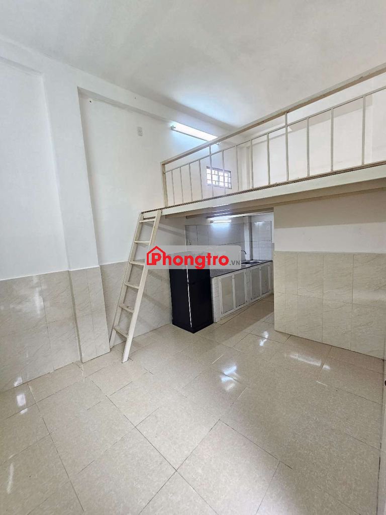 Phòng có gác, có ban công, giờ giấc tự do ngay CVPM Quang Trung