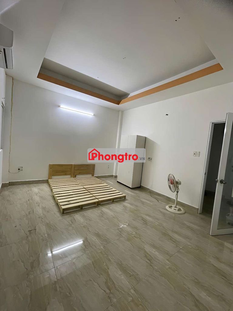 Phòng rộng 30m2 cửa sổ trời thoáng mát, sẵn nội thất, vào ở liền