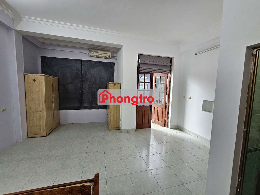 Mình có phòng ban công cho thuê, ngõ rộng ô tô đỗ cổng.