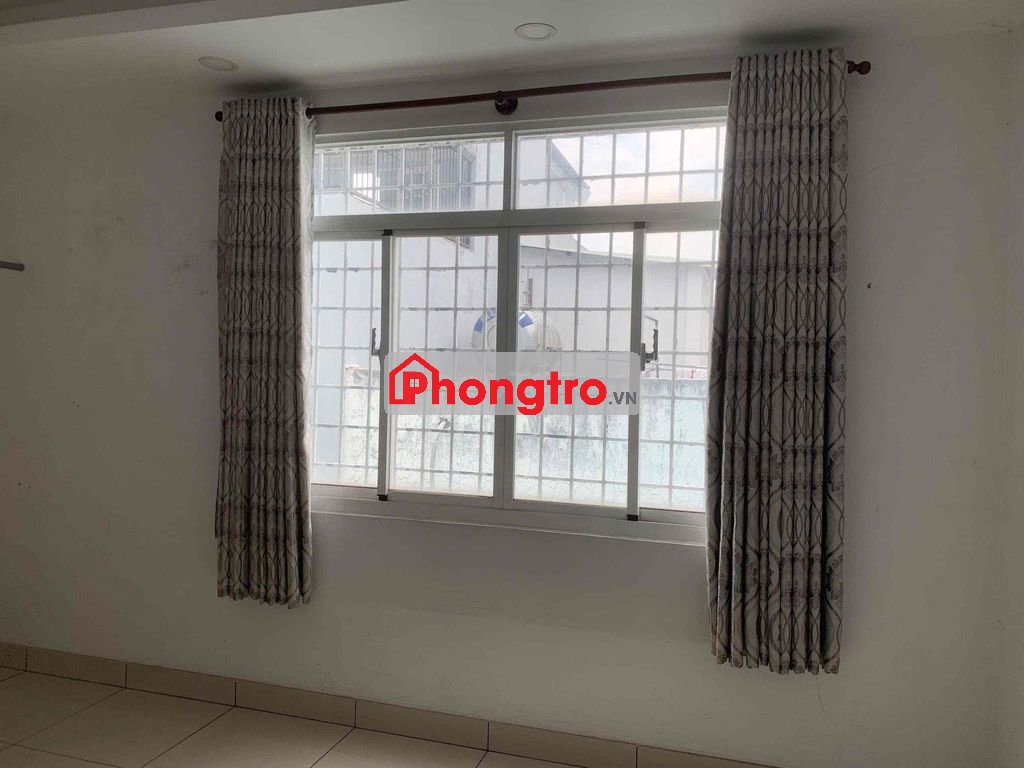 Còn 1 phòng trọ trong nhà nguyên căn 3 tầng Nhà vs trong phòng, Có má