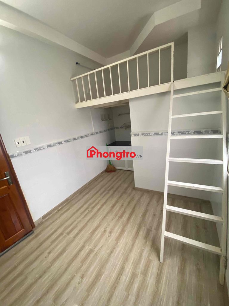 phòng máy lạnh, tolet riêng, kệ bếp gác