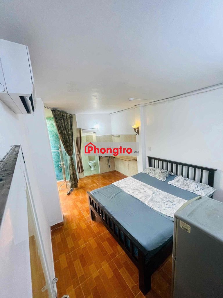 Phòng ban công view MT Trường Sa Ngay Cầu Công Lý