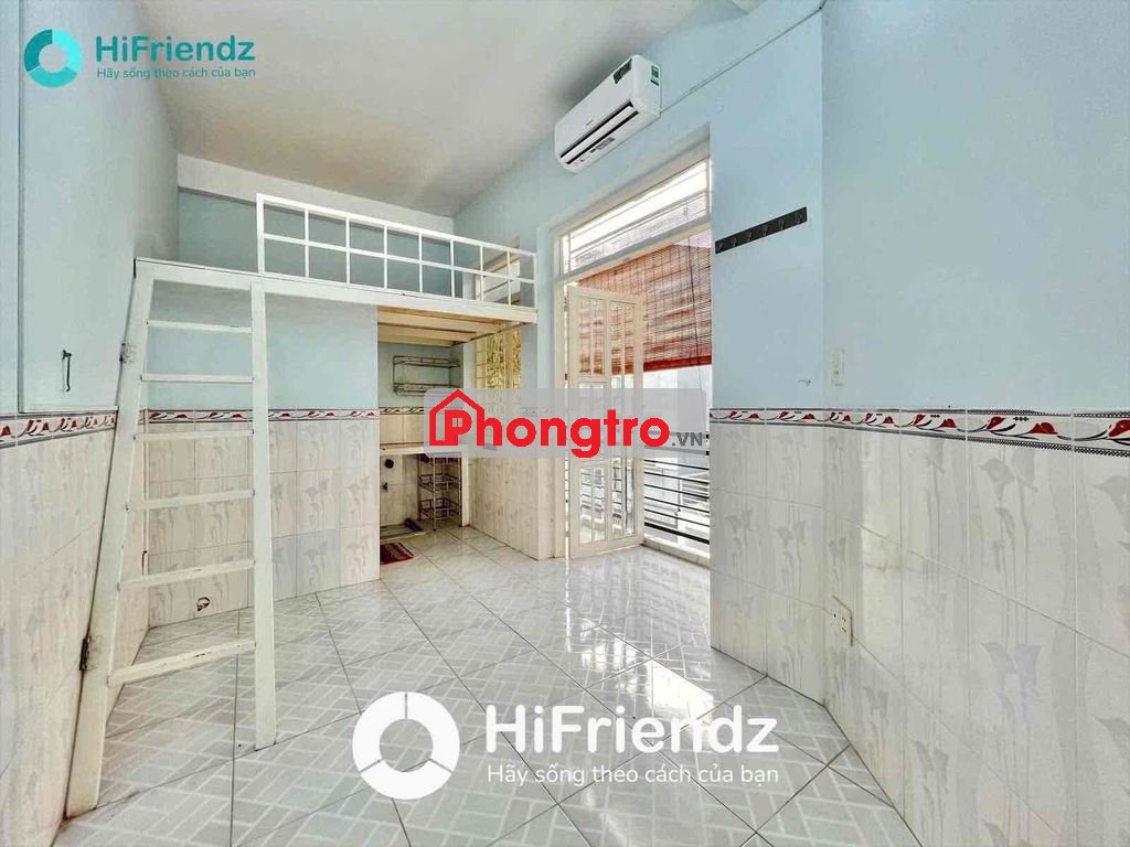 Phòng ban công, có gác ngay Đầm Sen