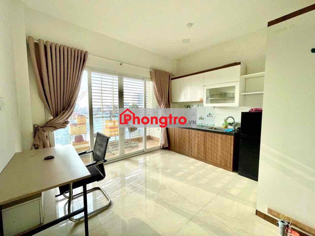 phòng ban công lớn + nội thất gần cầu Tham Lương