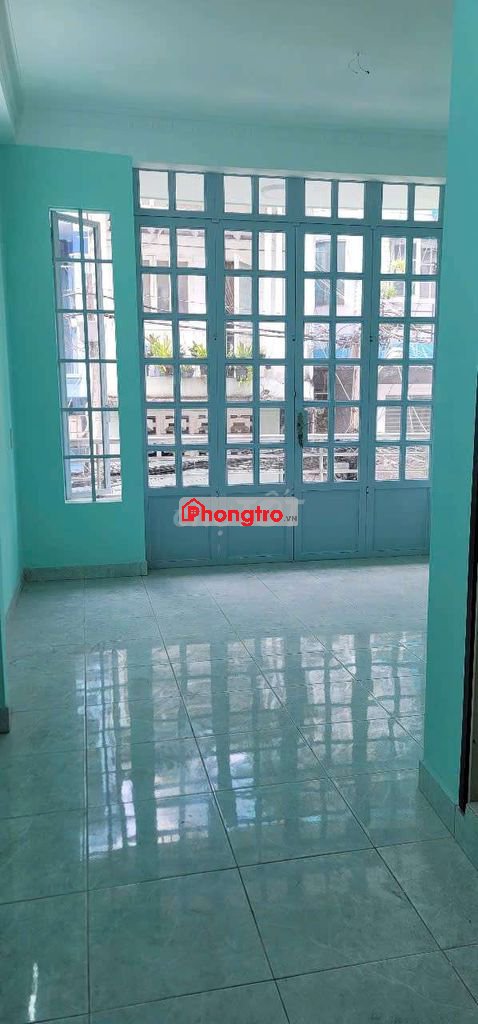 Phòng trọ Quận 10 có ban công sạch sẽ