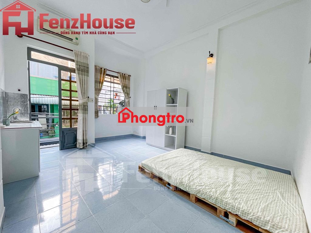 Phòng mới sạch sẽ ban công bao mát tại 8 Phú Thuận đối diện Sunshine