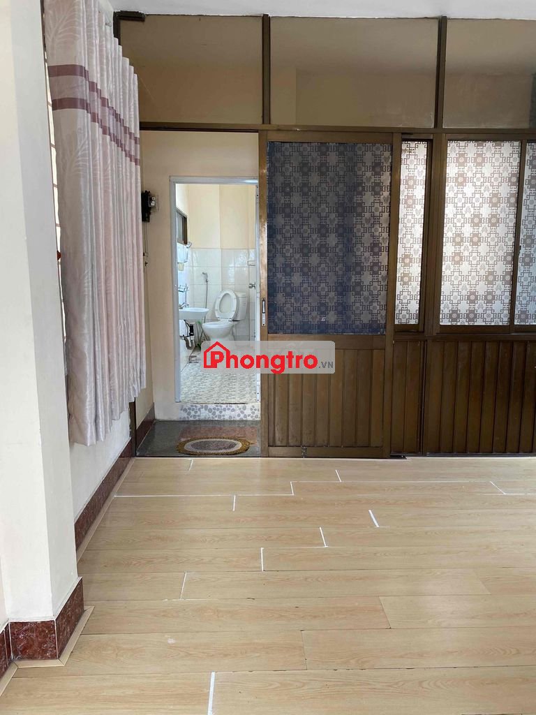 nguyên tầng 3. rộng rãi , thoáng mát. Giá rẻ.