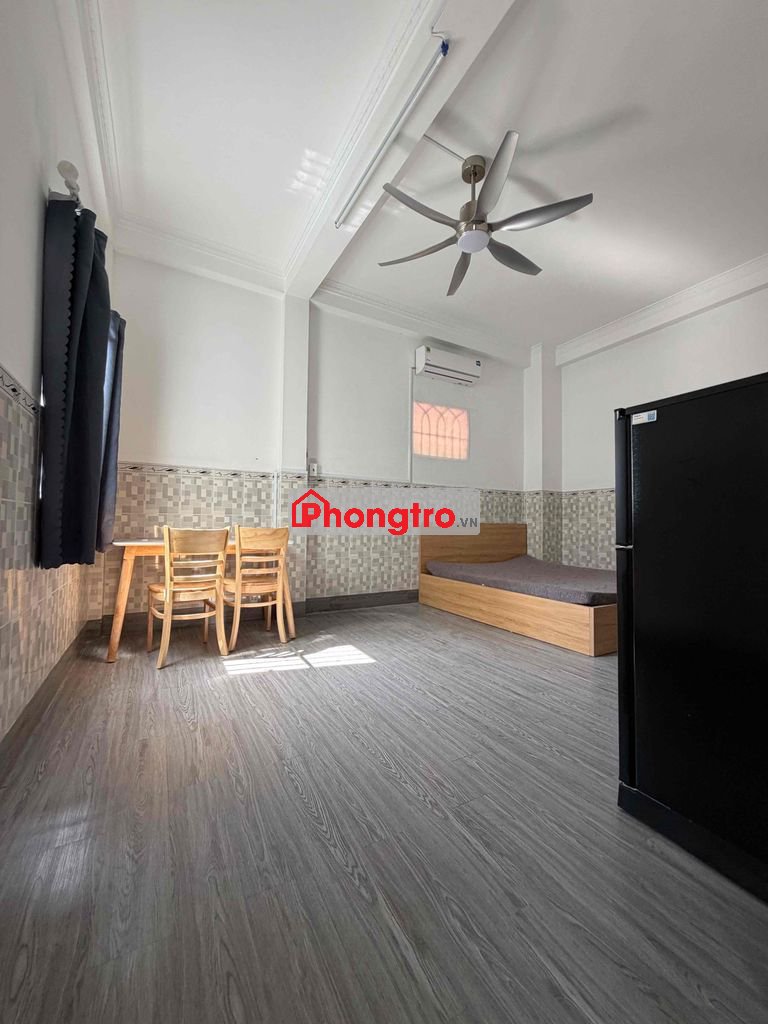 phòng có cửa sổ lấy sáng tự nhiên và không ở chung với chủ.