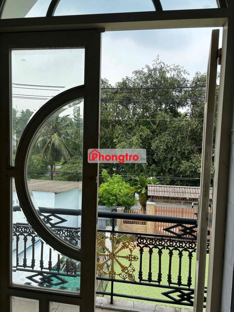 Phòng đẹp có ban công bao điện nước