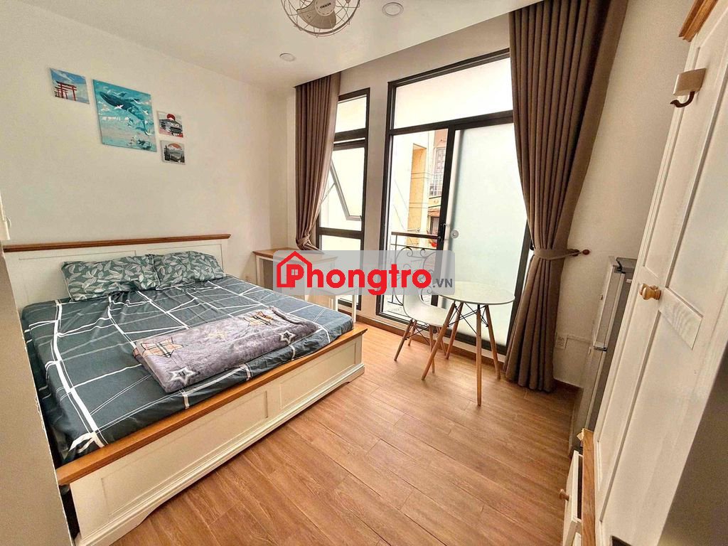 Phòng ban công cửa sổ siêu thoáng gần Cầu Lê Văn Sỹ