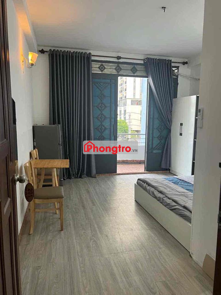 phòng sát toà nhà Viettel có cửa sổ và ban cong thoáng mát khu Hà đô