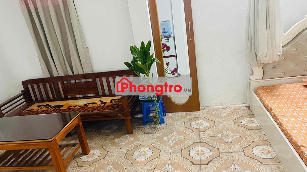 Nhà mẹ mihiện có 1 căn nhà cấp 4 rộng 35 m mét vuông có sân và mái hiê