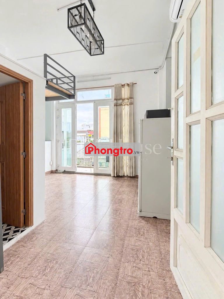 Cho thuê phòng 38/ Tân Cảng có gác + ban công – Gần Vinhomes