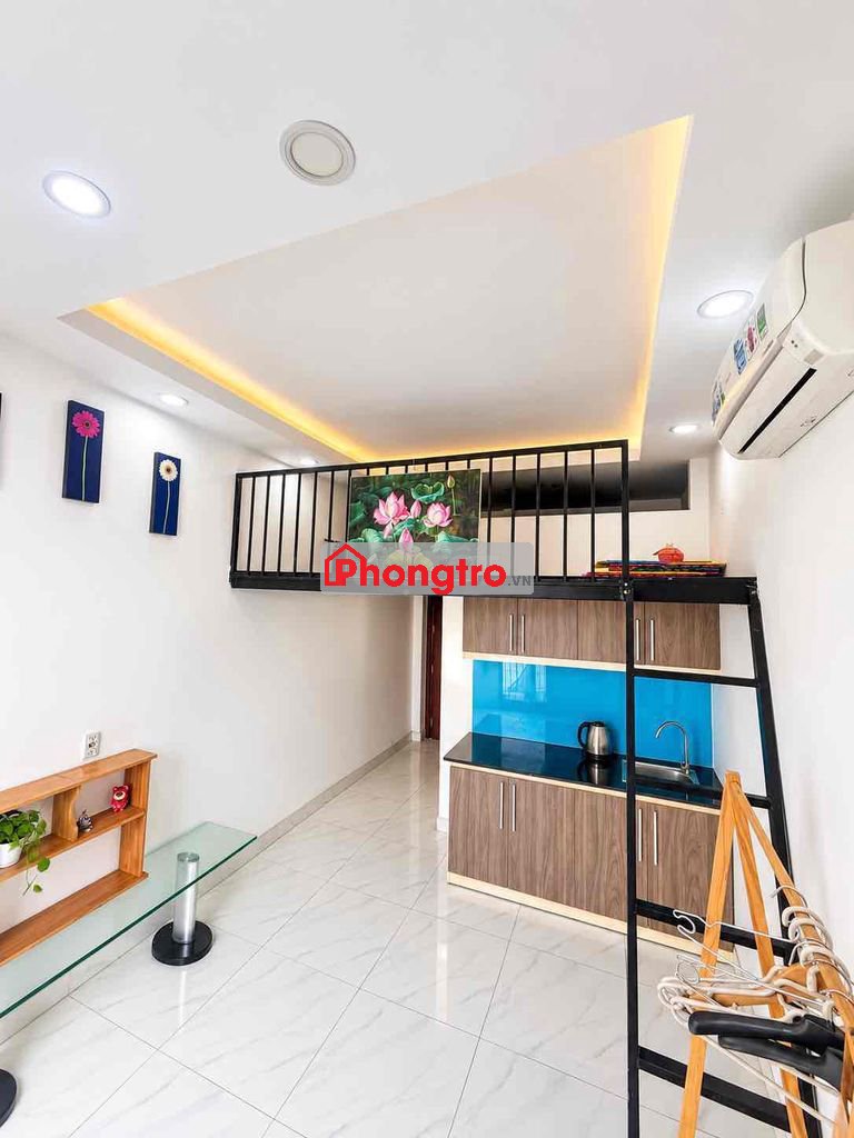 phòng ban công p13 Nơ Trang Long