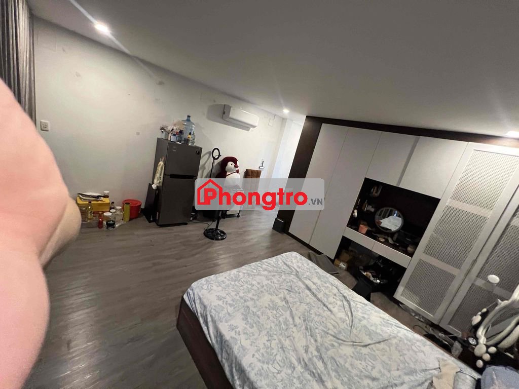 phòng studio có ban công, nội thất đầy đủ