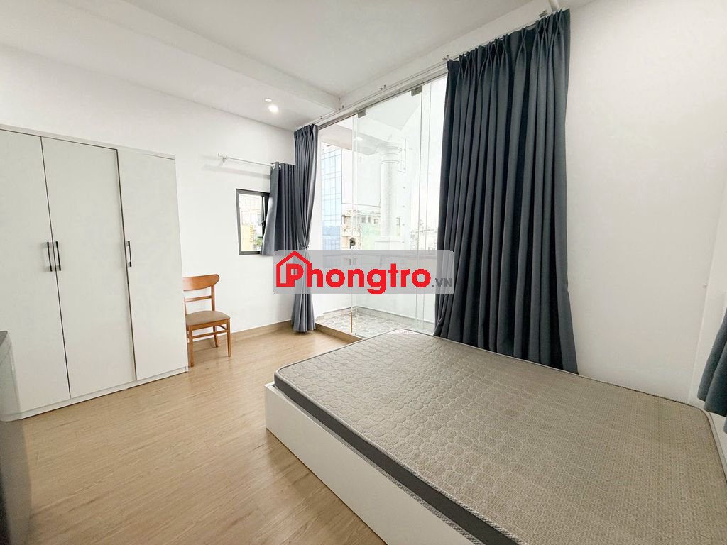 Ban công full nội thất Phan Đình Phùng giáp quận 1.