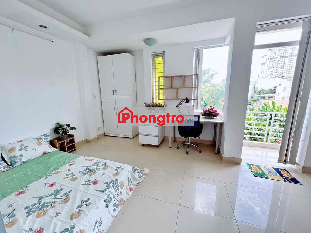 Ban công lớn + Cửa sổ,full nội thất-Lý phục man