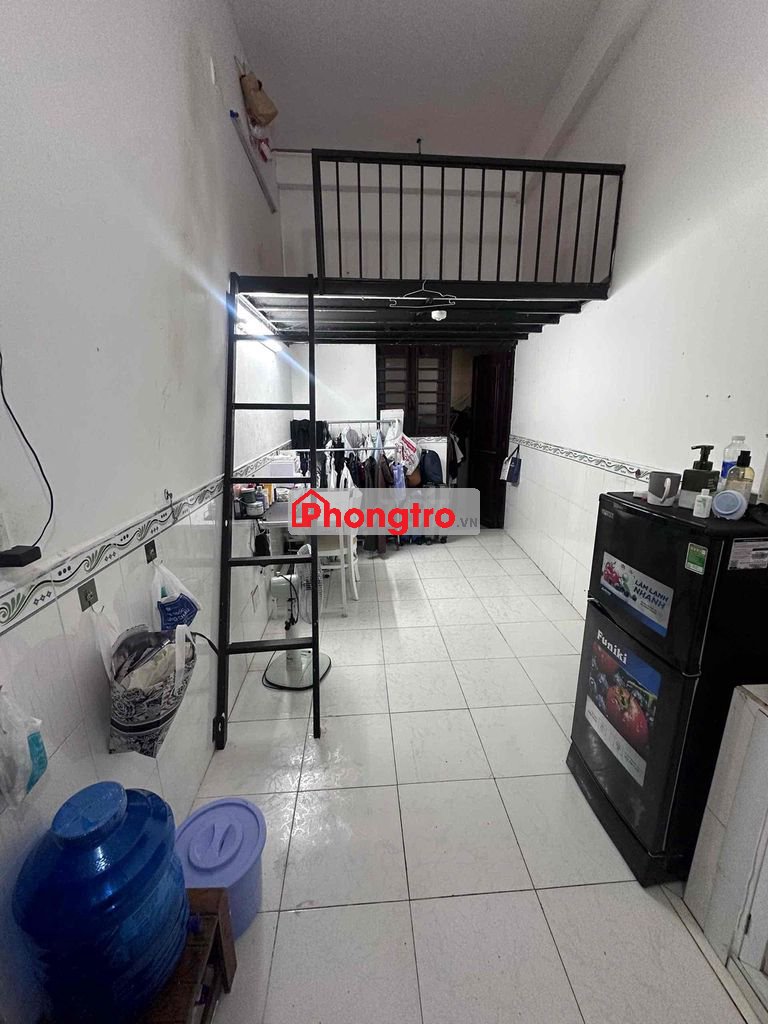PHÒNG NGAY NGÃ TƯ HÀNG XANH - CÓ GIẾNG TRỜI THOÁNG MÁT