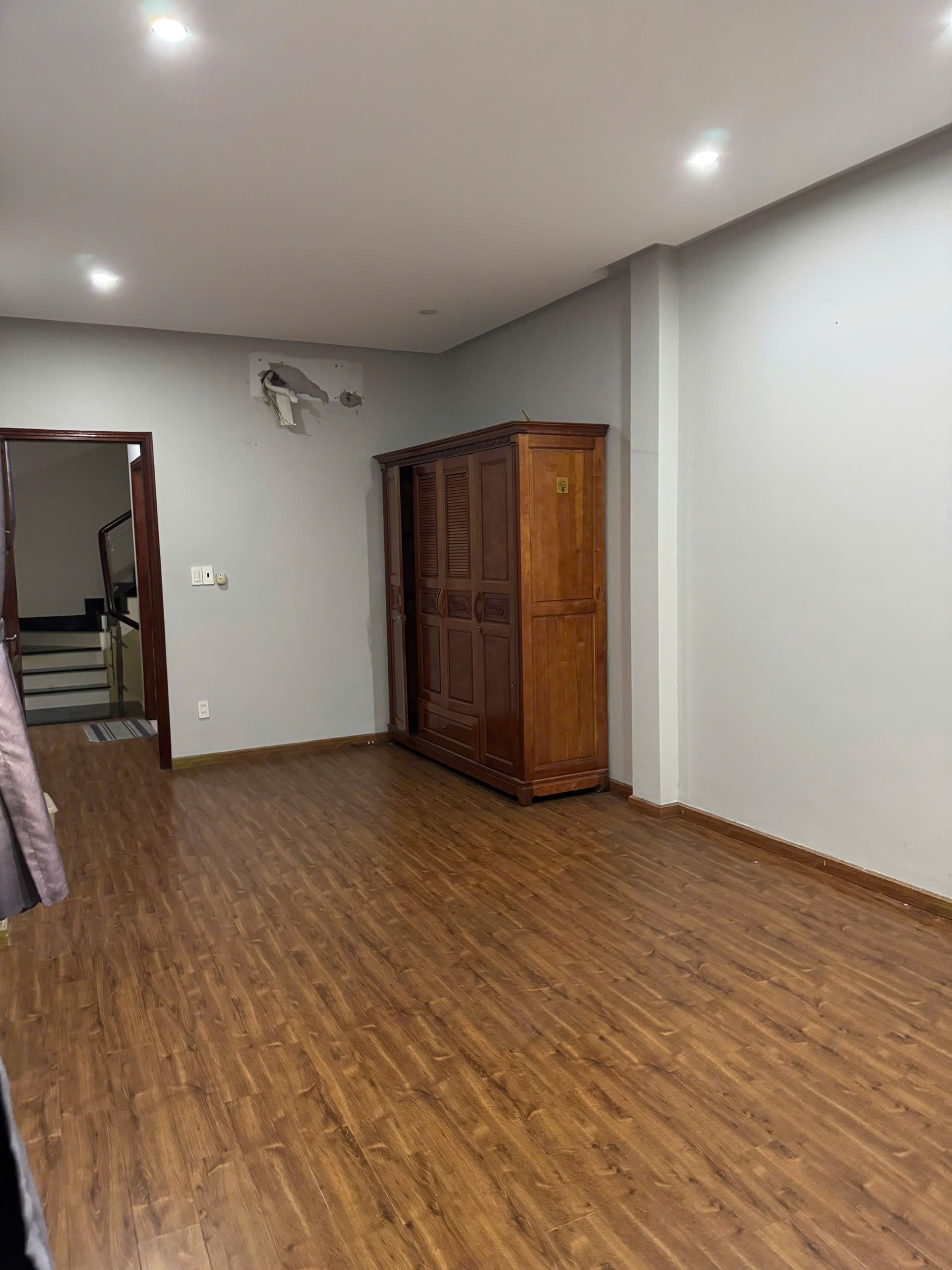 CHO THUÊ PHÒNG ĐẸP  40M² ĐƯỜNG LÝ CHIÊU HOÀNG  – 5.5TR – Ở NGAY

