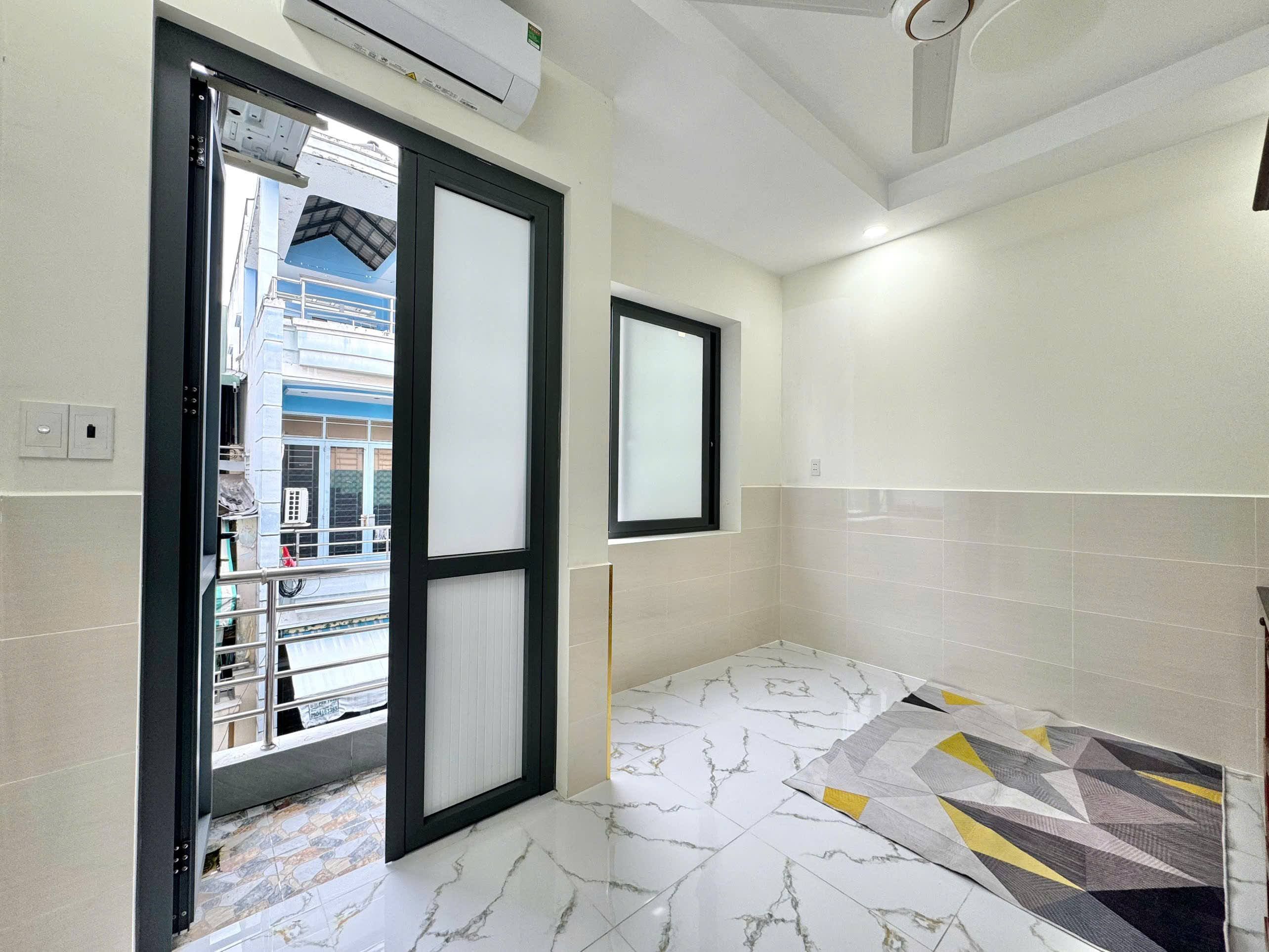 STUDIO FULL NỘI THẤT BANCON CỬA SỔ LỚN TẠI CÁCH MẠNG THÁNG 8, GẦN CÔNG VIÊN LÊ THỊ RIÊNG