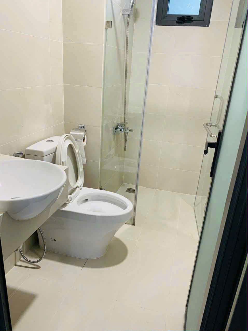 Phòng master cửa sổ trong căn 2 phòng ngủ Q7 Riverside