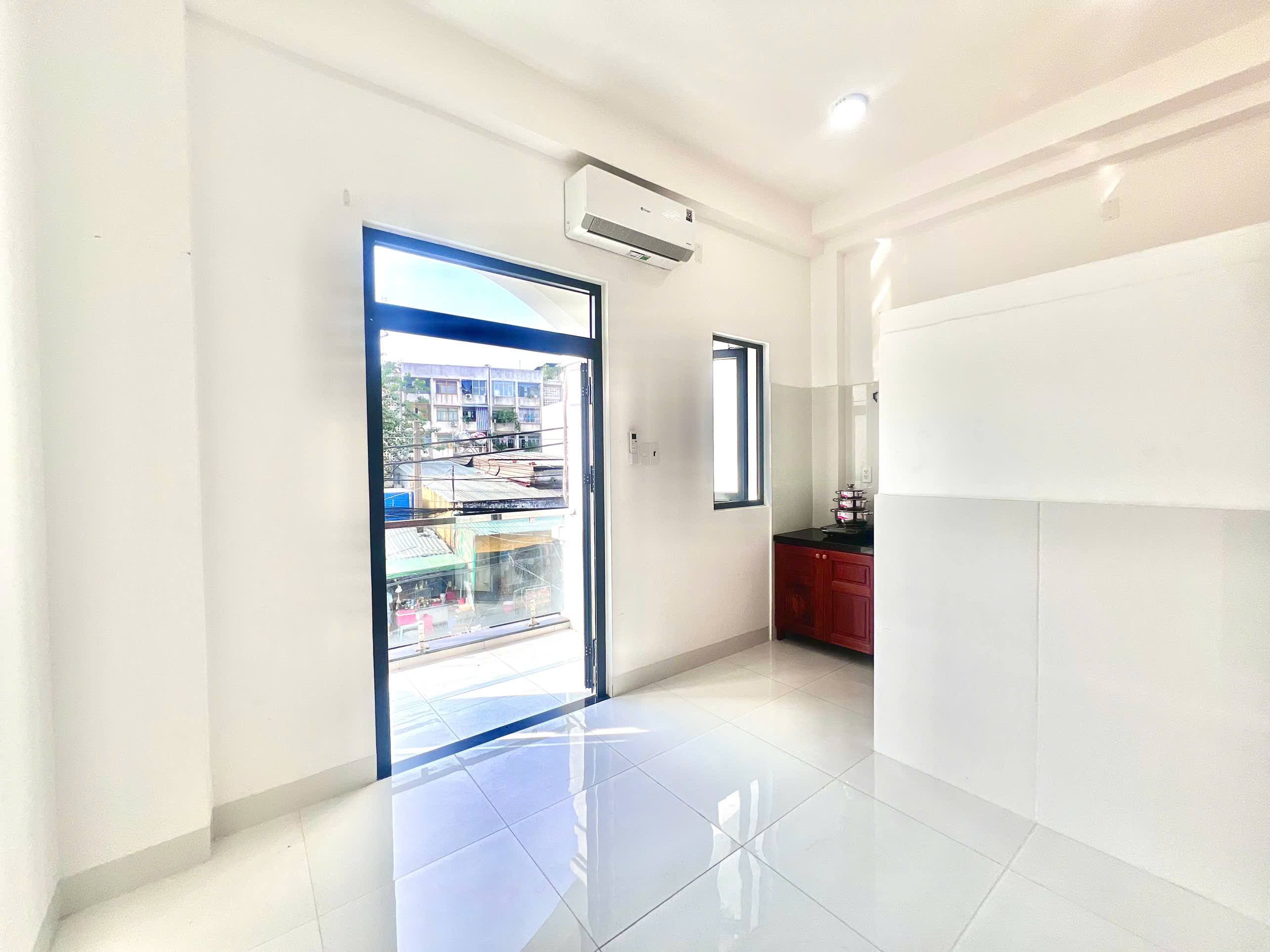 PHÒNG MỚI XÂY CÓ BANCÔNG FULL NỘI THẤT GỖ CAO CẤP TẠI LÊ NGÃ GẦN ĐẦM SEN ĐẠI HỌC VĂN HIẾN