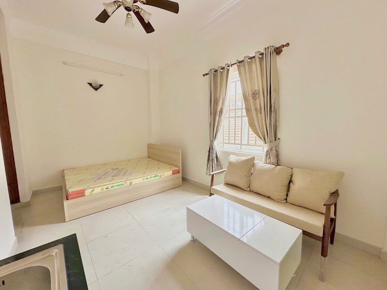 Phòng Thảo Điền cửa sổ lớn, bếp wc riêng